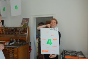 Katharina Jung mit gedrucktem Poster vom 4-jährigen BODE-Firmengeburtstag